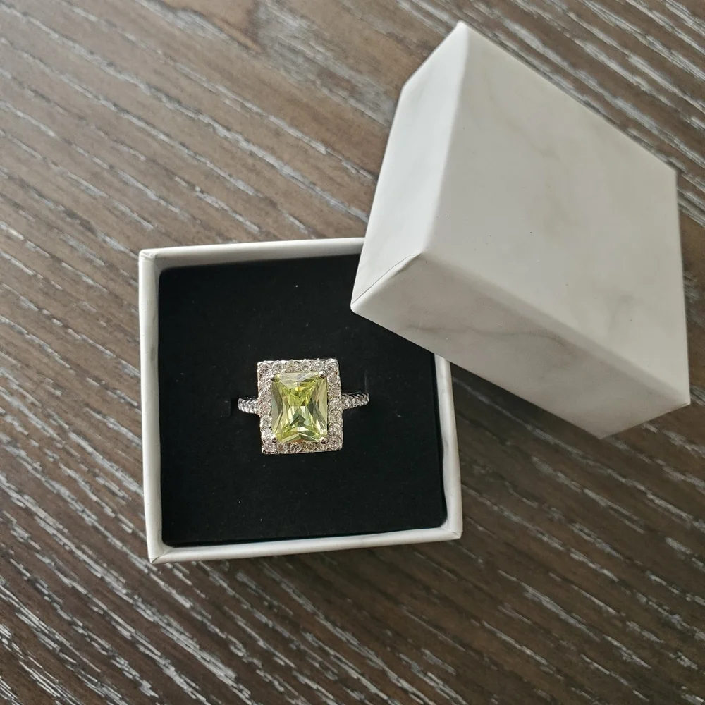 Canary yellow cushion cut diamond - Picture 2 of 12